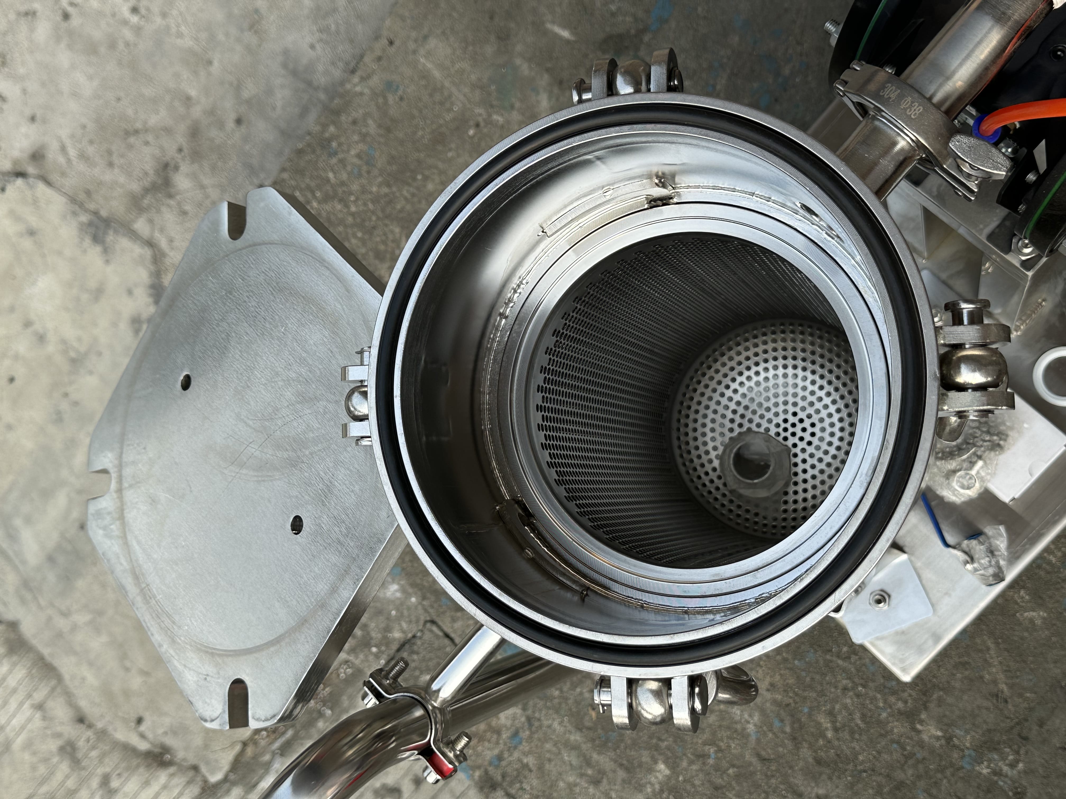 袋式過濾機主要有過濾缸筒體、過濾缸蓋和快開機構、不銹鋼袋加強網等主要部件組成。(圖2)