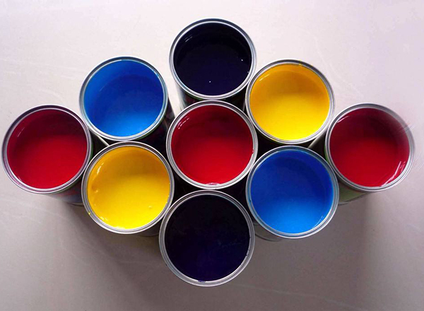 染料是指能使其他物質獲得鮮明而牢固色澤的一類有機化合物，由于現在使用的顏料都是人工合成的，所以也稱為合成染料。染料和顏料一般都是自身有顏色，并能以分子狀態或分散狀態使其他物質獲得鮮明和牢固色澤的化合物