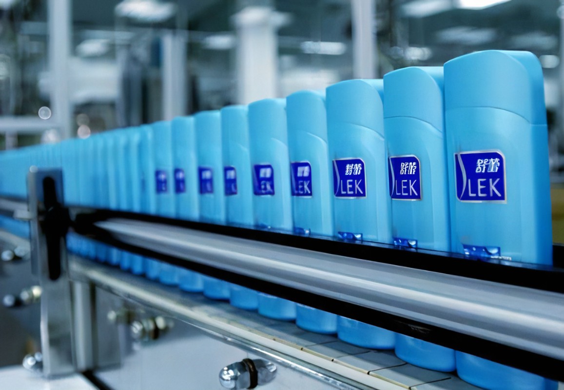 洗發水，又名香波、洗發露，是應用最為廣泛的洗發用品，也是最常用的發用化妝品之一。 [1]用于洗凈附著在頭皮和頭發上的人體分泌的油脂，汗垢，頭皮上脫落的細胞以及外來的灰塵、微生物、定型產品的殘留物和不良